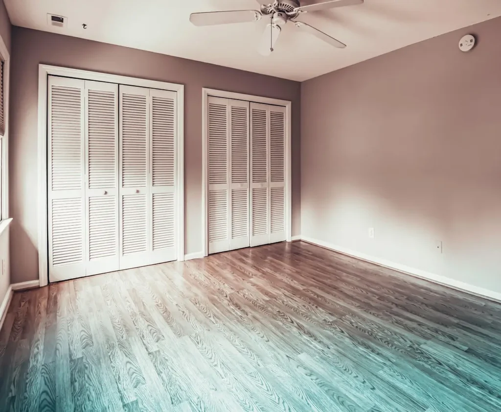 Une chambre avec du parquet